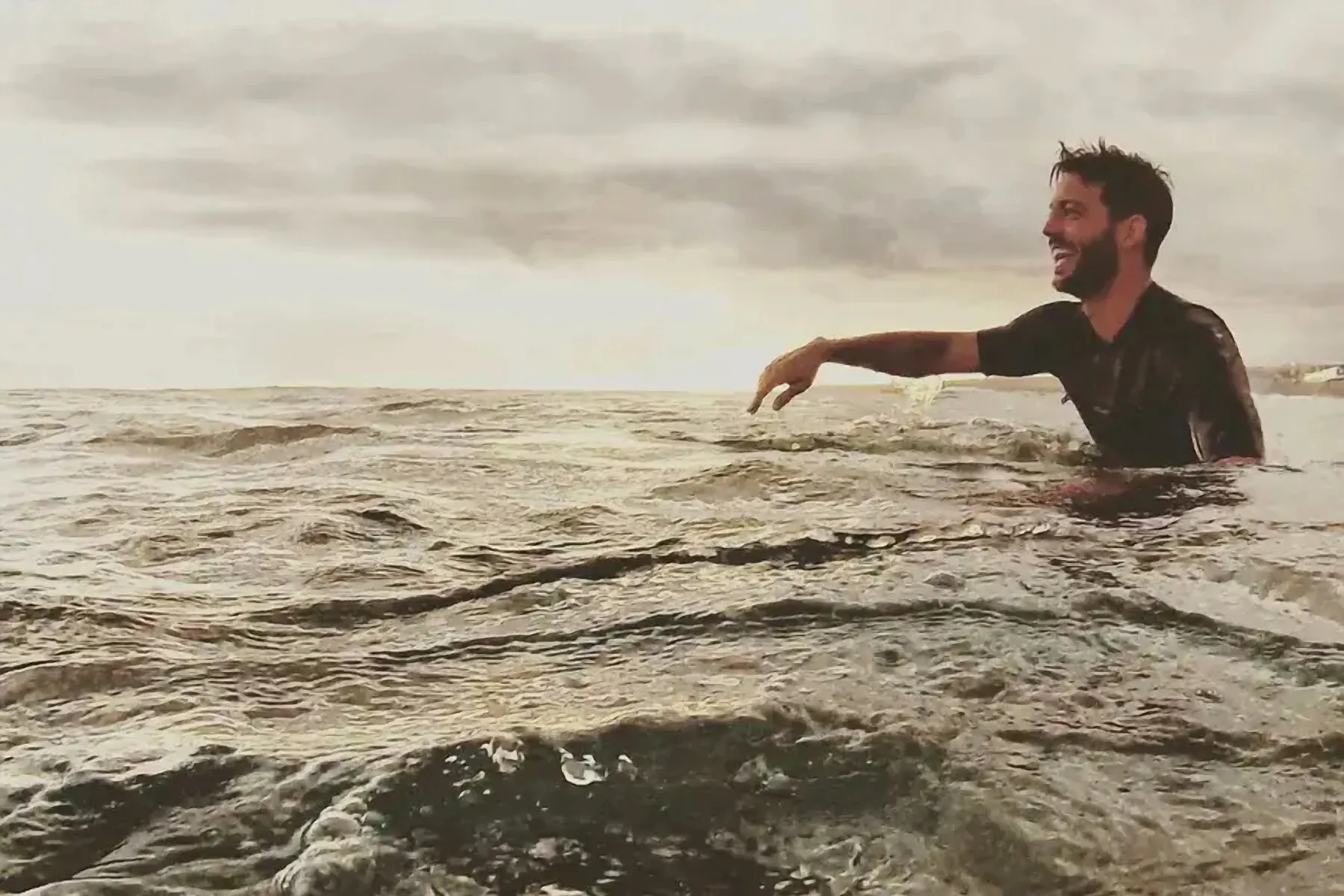 Iván cogiendo una ola en el mar