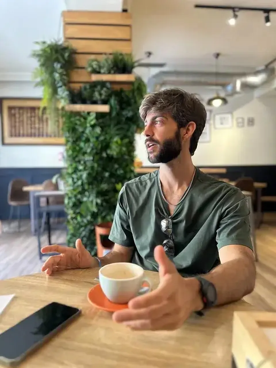 Iván tomando un café