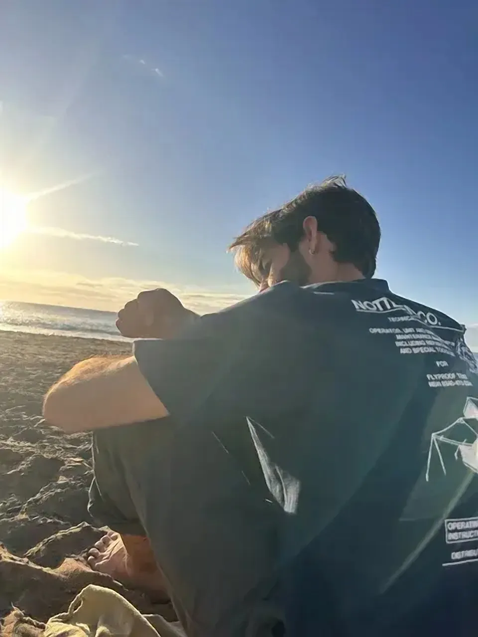 Iván viendo el atardecer en la playa
